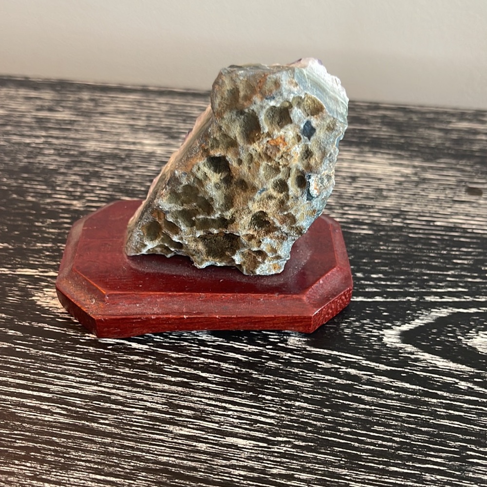 Amethyst stone on Wooden Base. Beautiful and peaceful - Picture 3 of 6